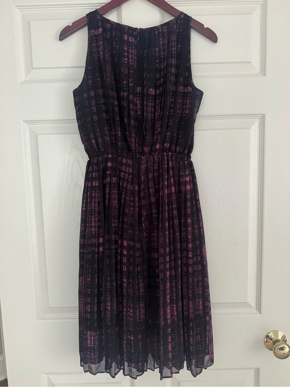 Banana Republic Black and Purple Pleated Midi Dress - Size 4 - Picture 2 of 6